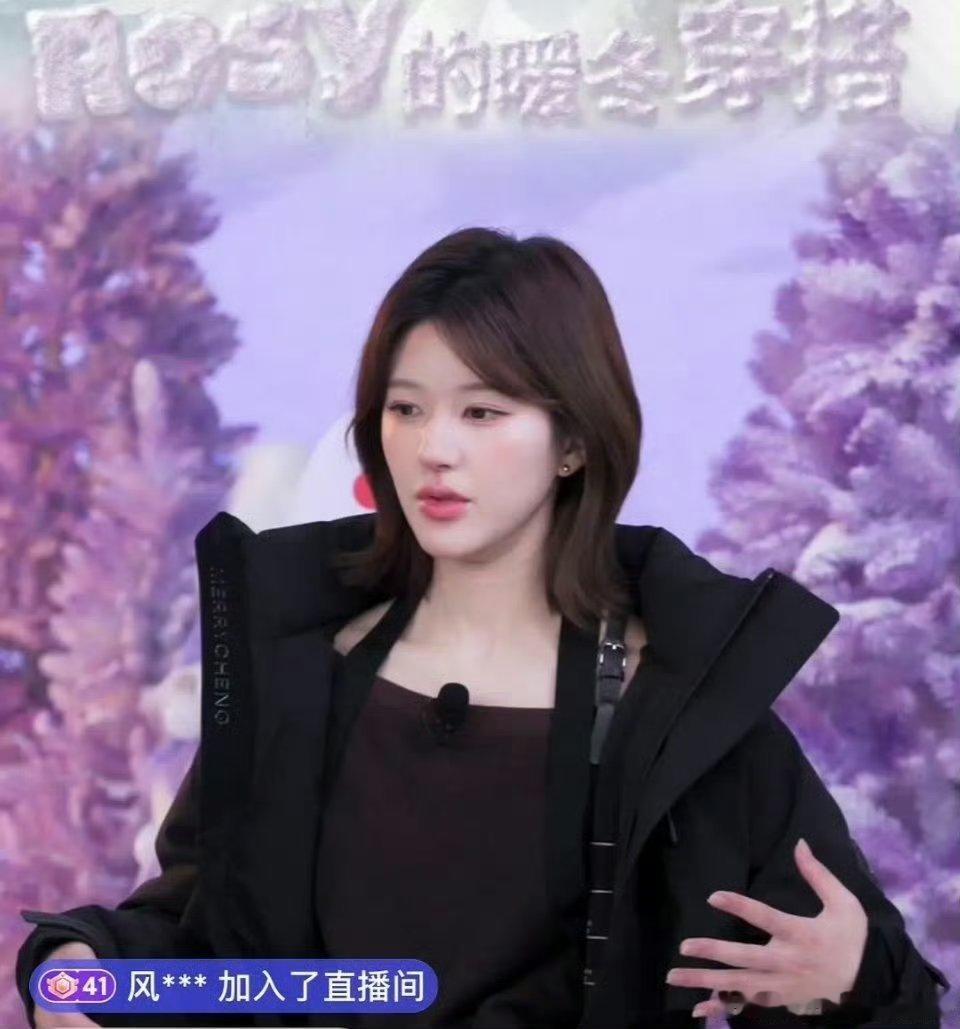#赵露思直播状态#赵露思今晚直播美翻了，妆是她自己化的，真是越来越有魅力了！宝宝