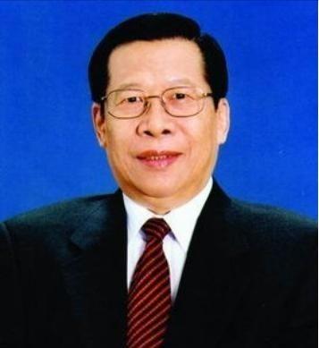 1993年，当时担任中央电视台台长的杨伟光，在没有上报的情况下，擅自在《新闻联播