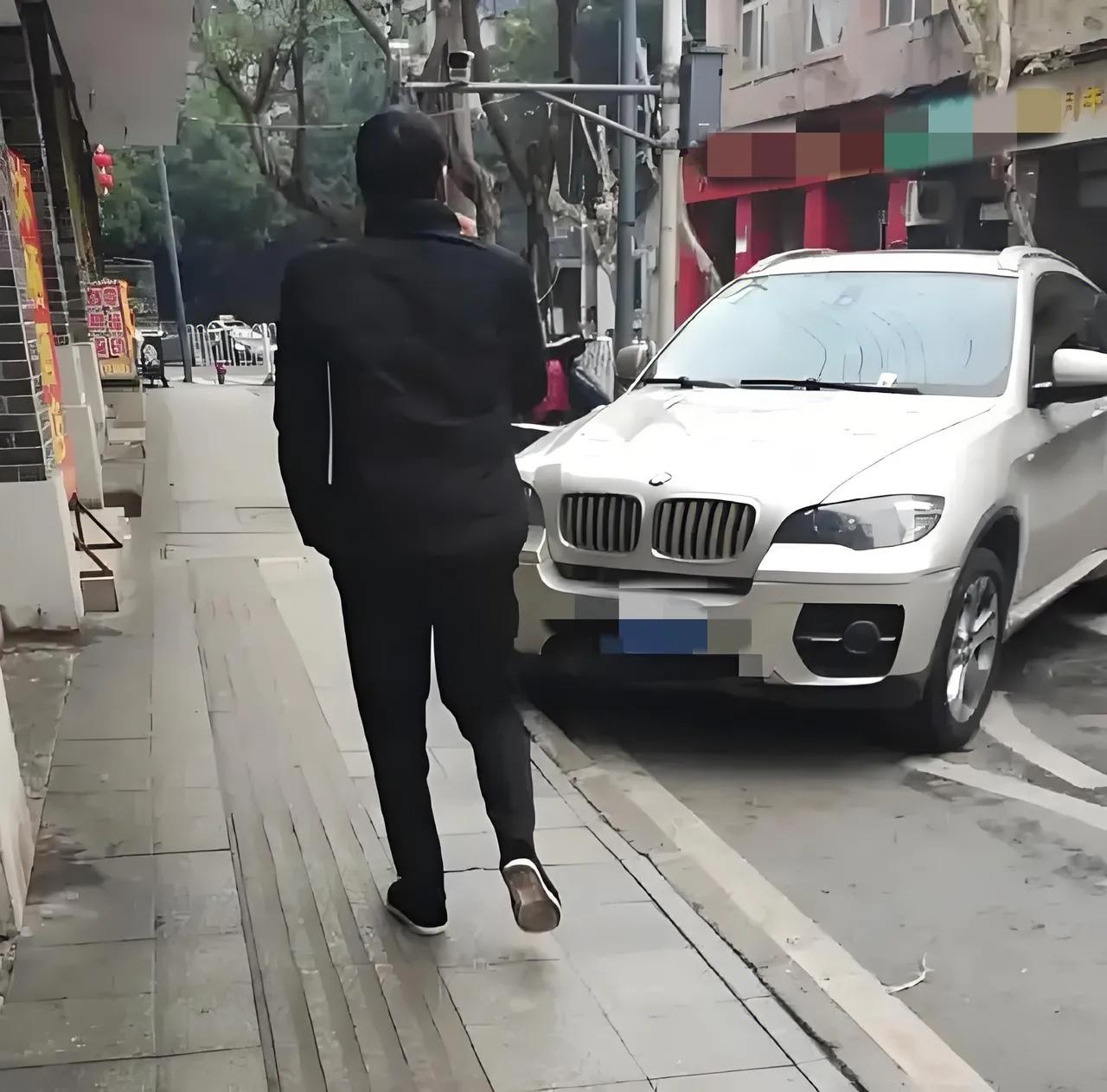 江苏盐城男子小陈假期回老家看父母，返程倒车时意外撞塌父母自建房门墙，交警认定他全