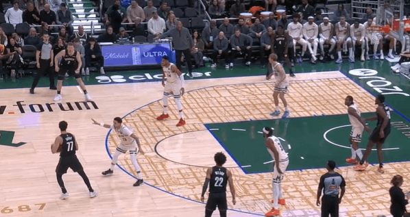 丹尼-沃尔夫观察：抓住机会证明自己，对阵雄鹿22+4+4图1弱侧上提接球，投篮虚