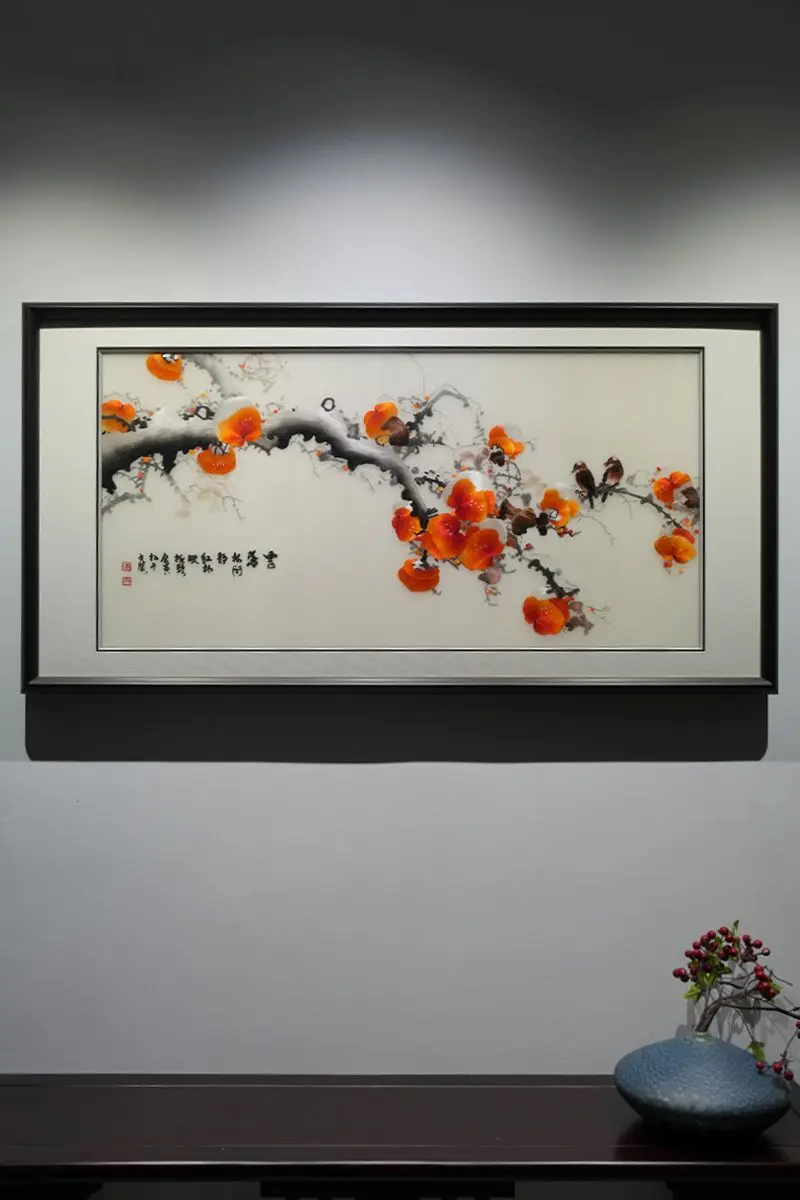 彩丝绣霜枝红柿，双雀栖梢万事顺遂 浅底凝寒枝，薄雪覆虬干，丹柿垂挂，双...