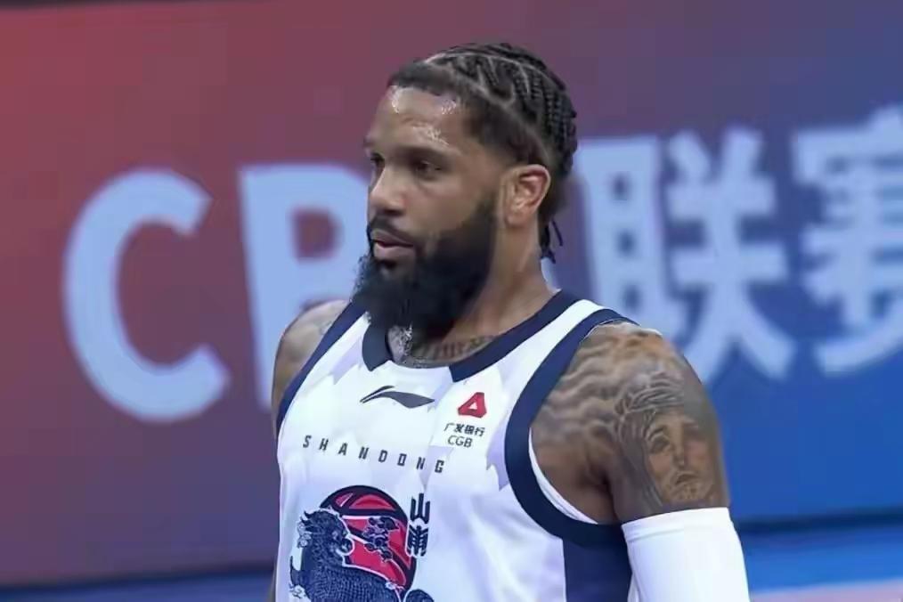 山东高速男篮必须换掉鲍威尔。

在山东高速与上海久事的俱乐部杯半决赛中，鲍威尔的