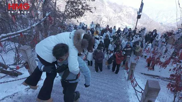 基于陪爬经济的火爆现象，结合“情绪价值”核心痛点与用户共鸣需求，我将从现象切入、