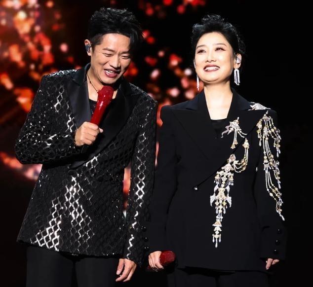 搭档24年没成夫妻，凤凰传奇如今一个年入千万、一个负债缠身，差距越拉越大。
 