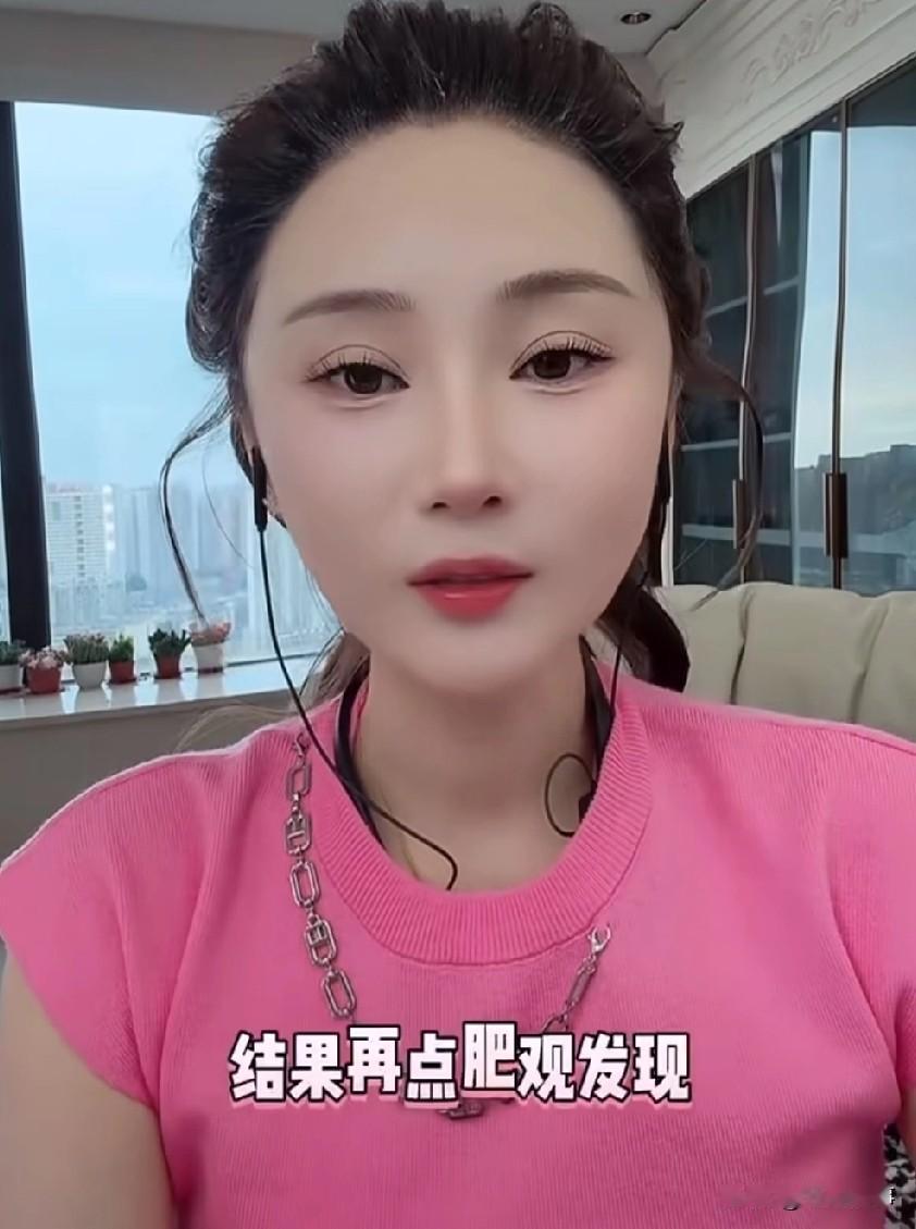 沈曼让管理把自己账号取消7000多个关注，管理误把刘二狗取消了 

沈曼在直播中
