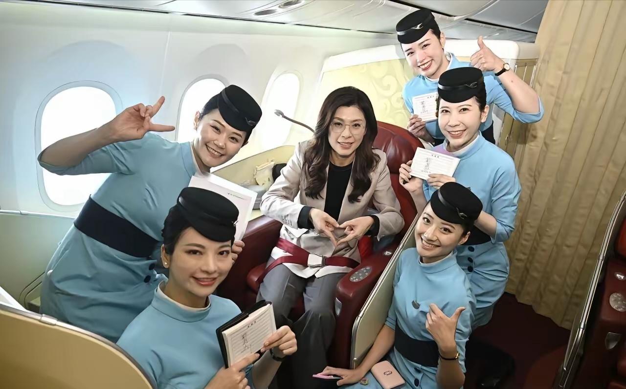 很巧，郑在飞往北京的航班上遇到了几名台湾籍的空姐，都异常开心。