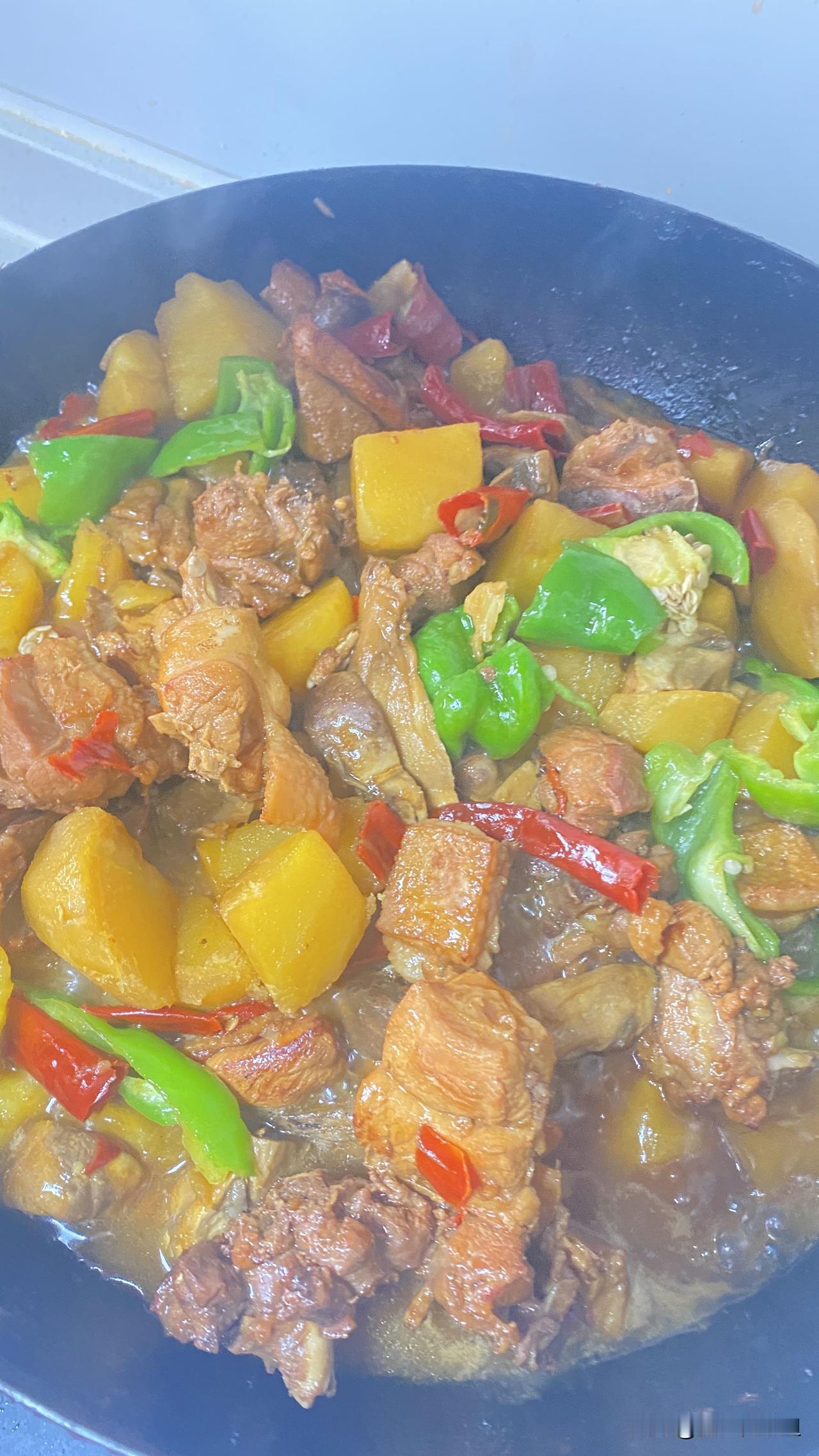 我中午做了一大盘土豆，野蘑菇炖土鸡，时间有点短，鸡肉有点咬不动，但女儿说很香，下