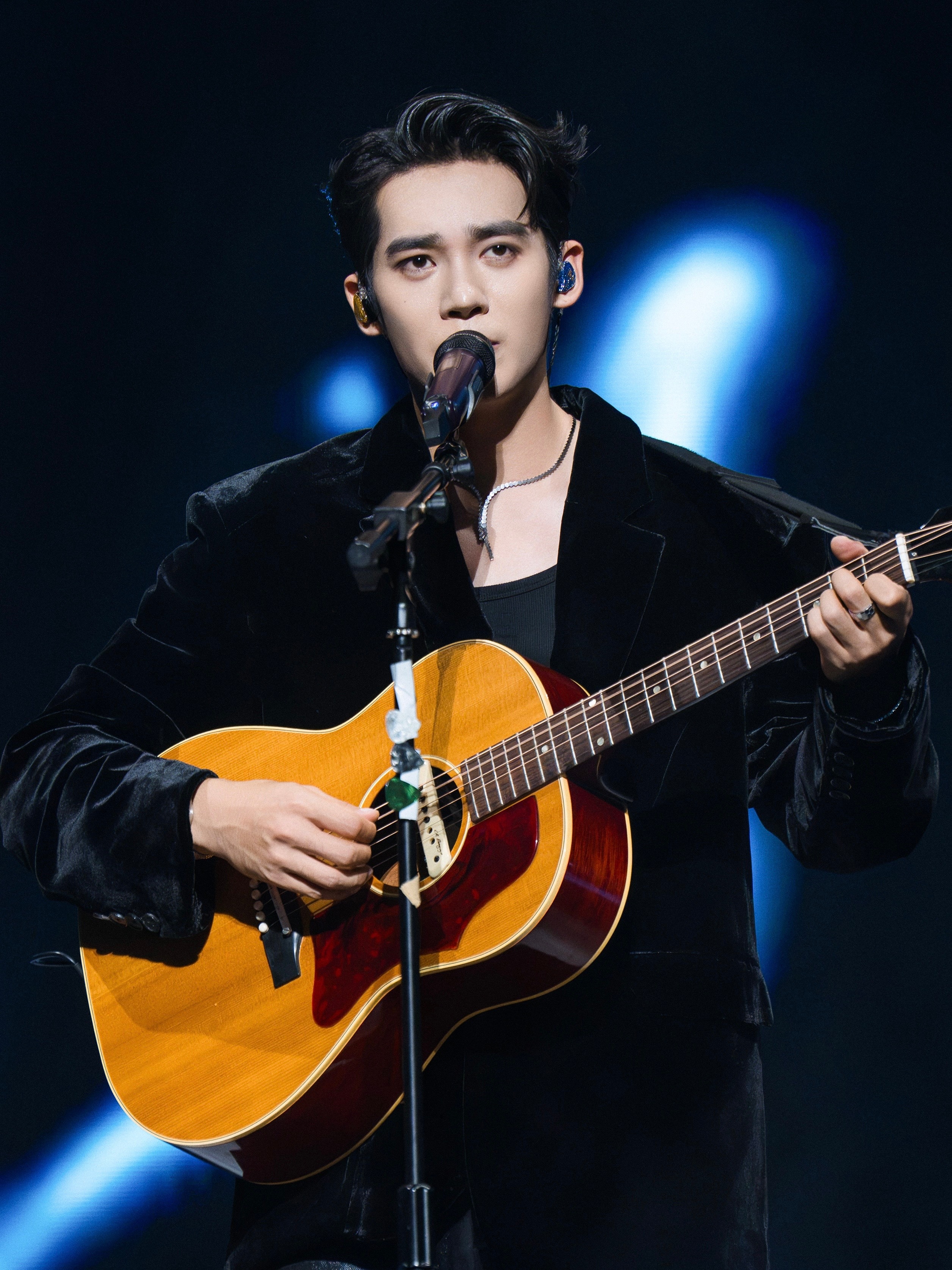 于适｜CHAUMET品牌大使、青年演员兼音乐人Yosh 佩戴 CHAUMET B