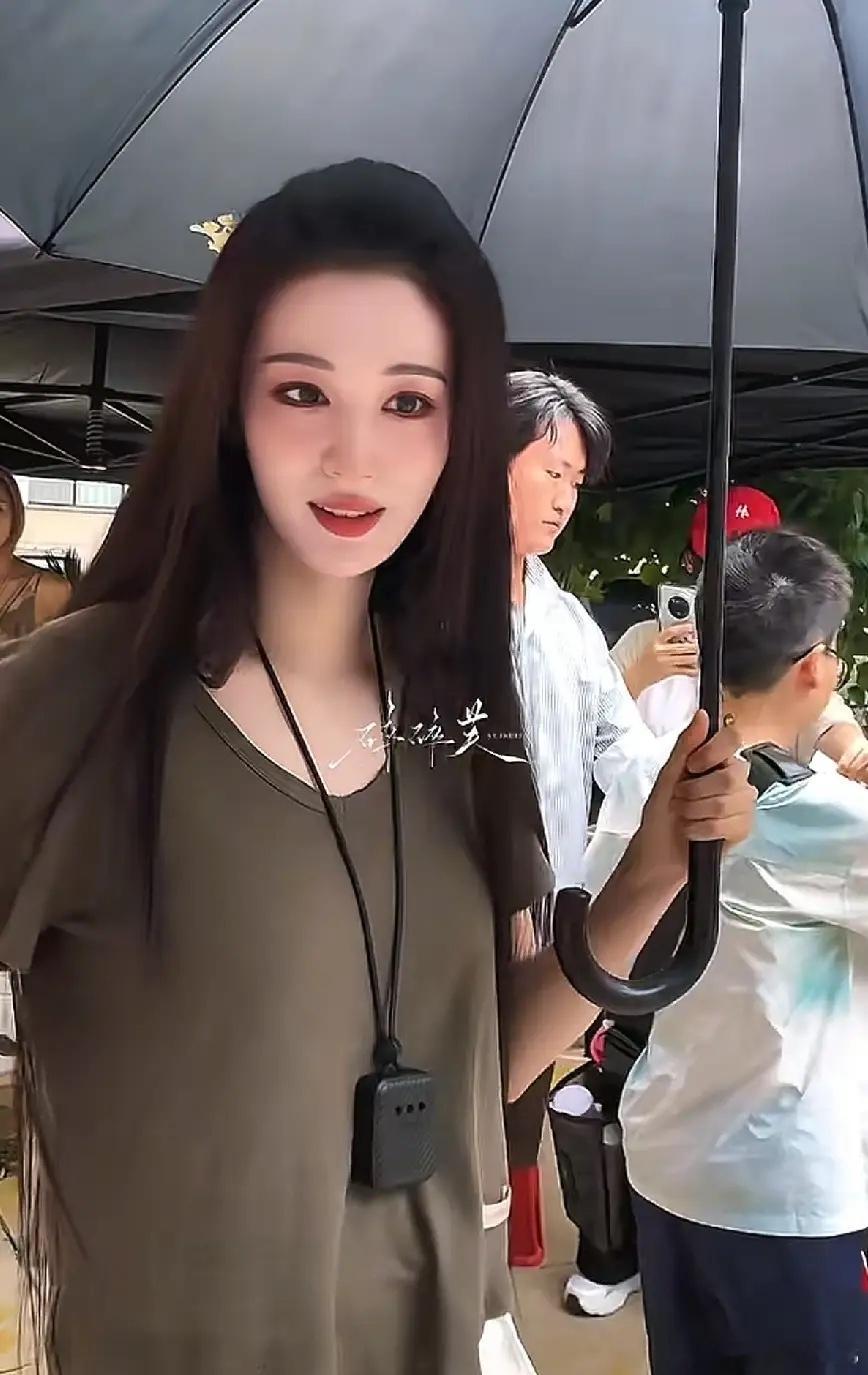 现在全网最懵的人估计就是王楚然了她自己可能都没想到，就因为她平时经常带的那个🚬