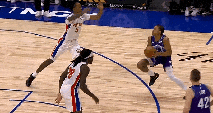 攻防一体！小霍先盖乔治后来飞扣！
在今天NAB常规赛活塞对阵爵士的第二节比赛中，