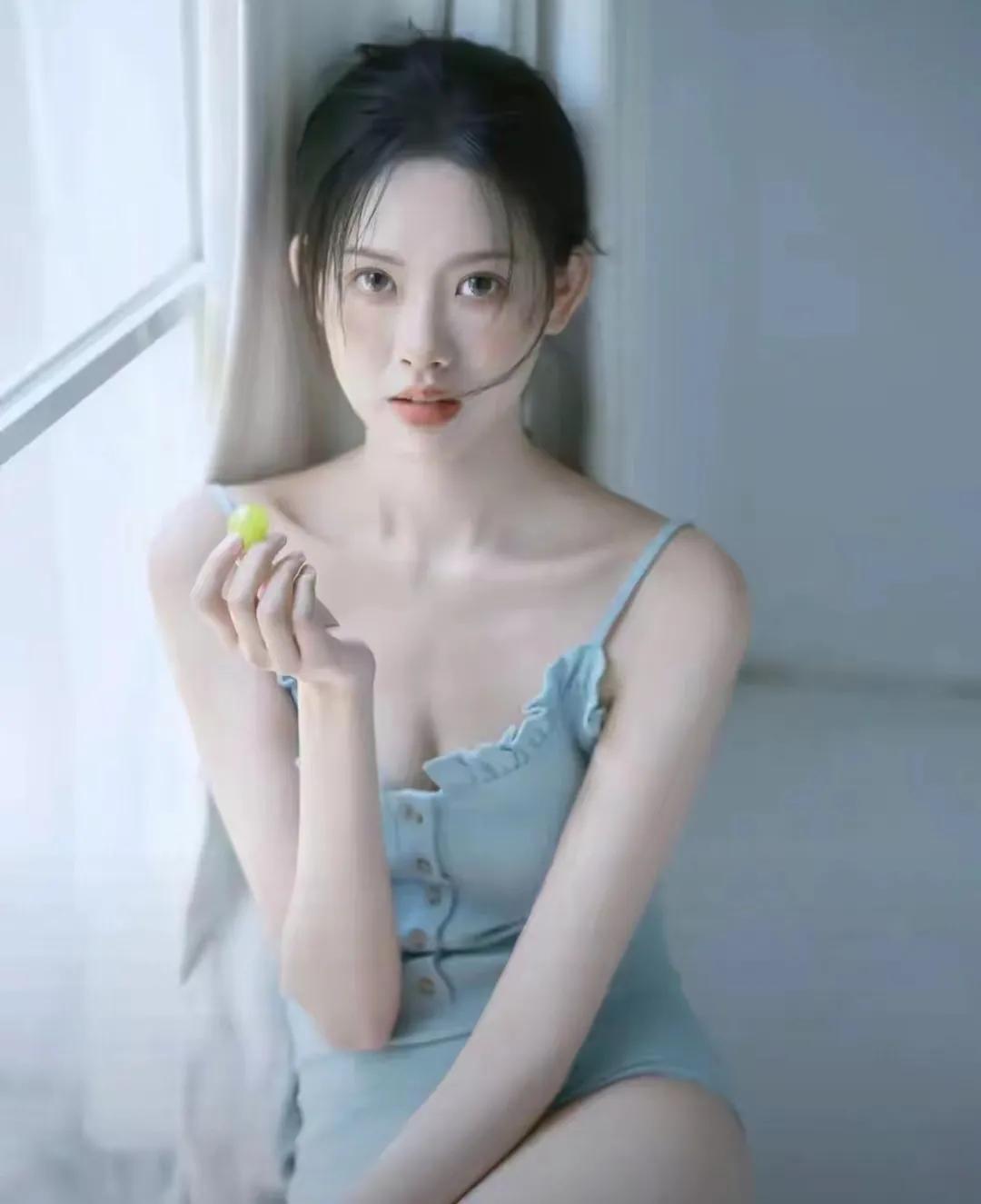 那夜，你轻轻搅散一池星光，你的笑容，比星辰还要璀璨。在无数闪烁的光点中，你成为了