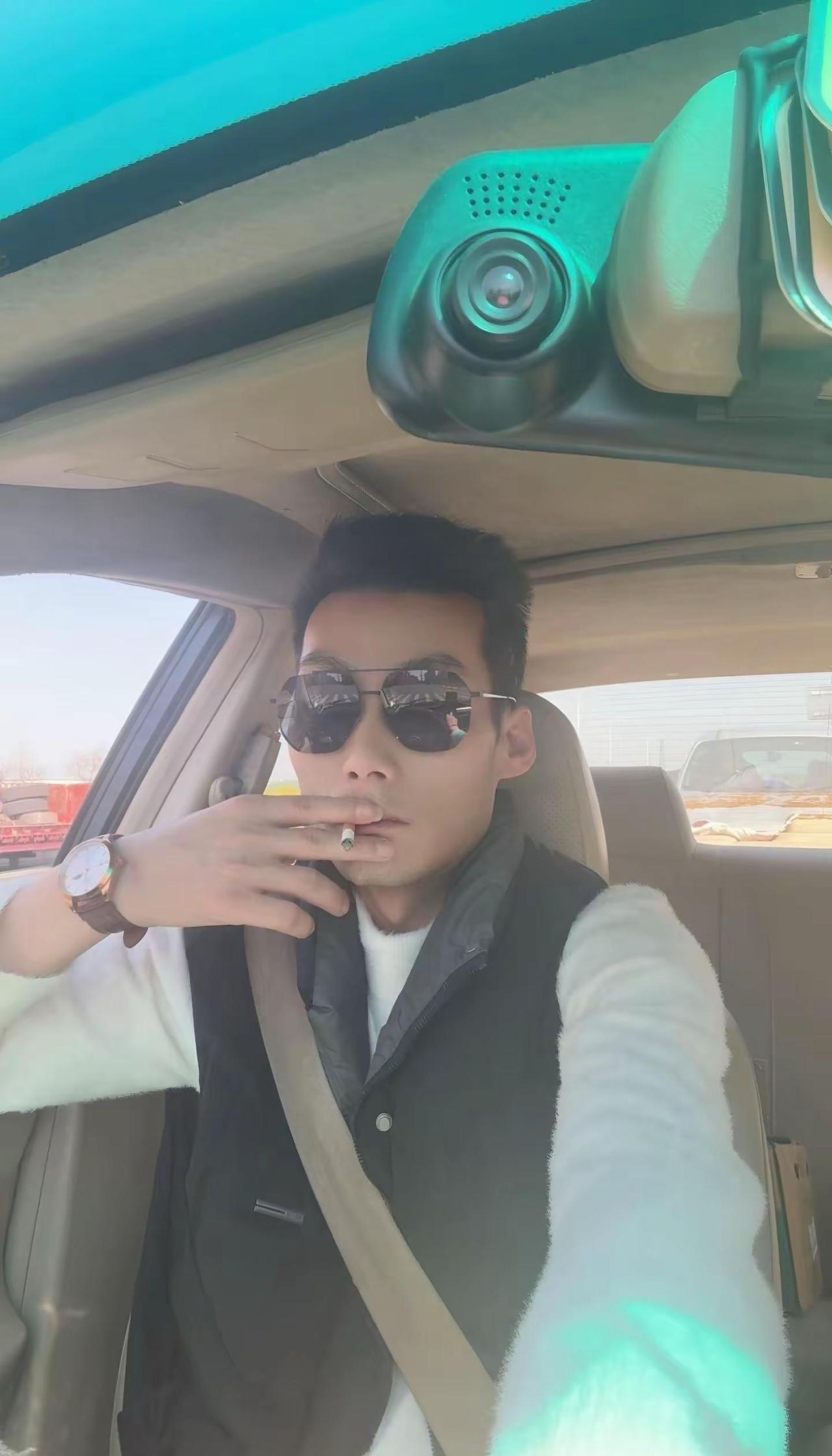 遗憾吗？一恍又一秋！ 有的人再见，有的人再也不见。。。待在车里属于自己的空间 车