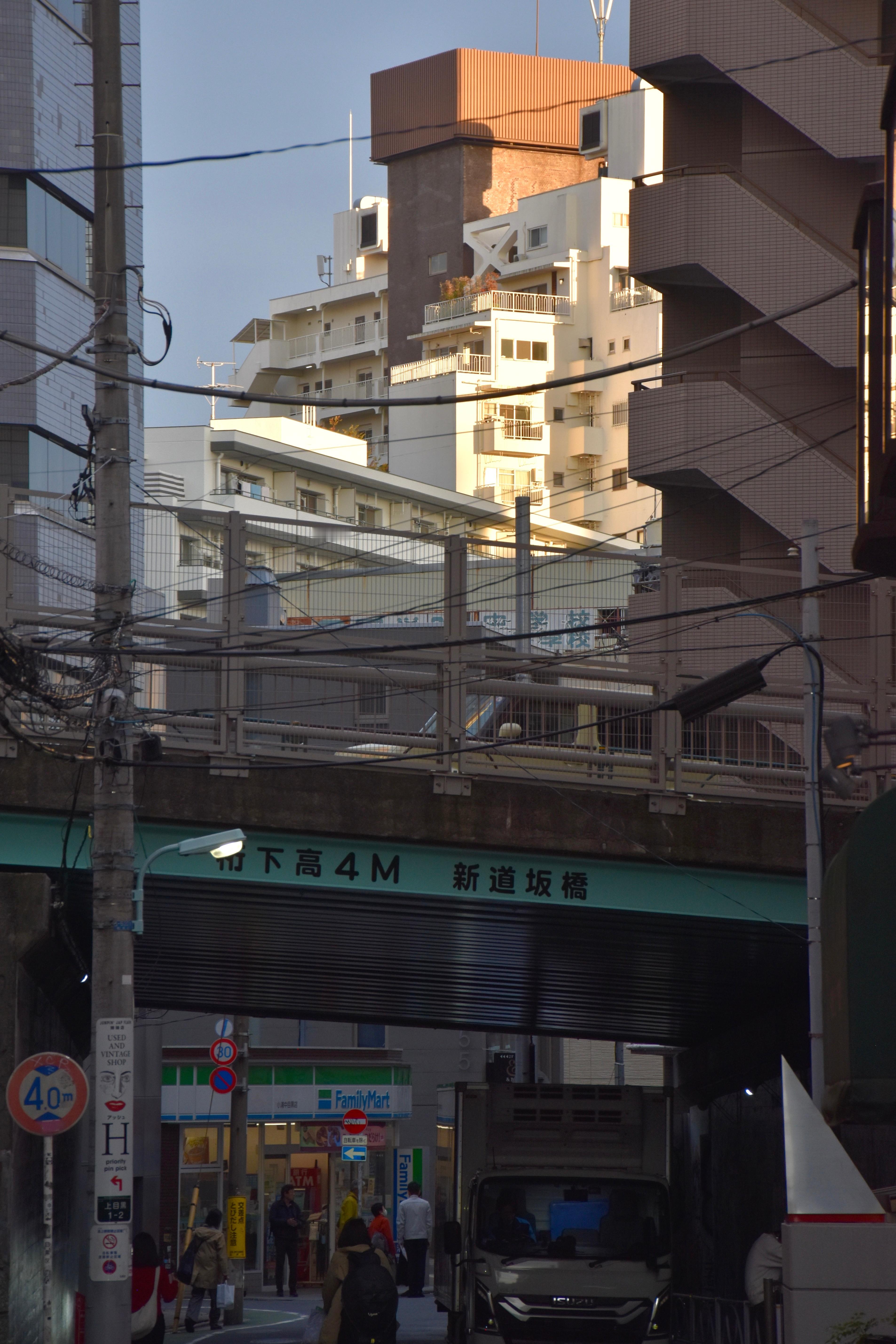 打卡陈冠希在东京最爱咖啡店的路上，拍到了今年最美的晚霞。  ​​​