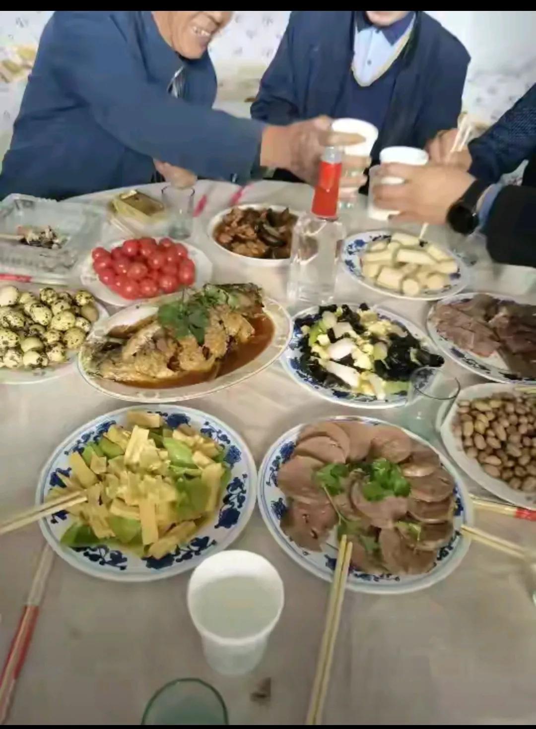 这满满的一桌饭菜，是河北农村一般普通家庭招待客人的水准，荤素搭配，色香味俱全，不
