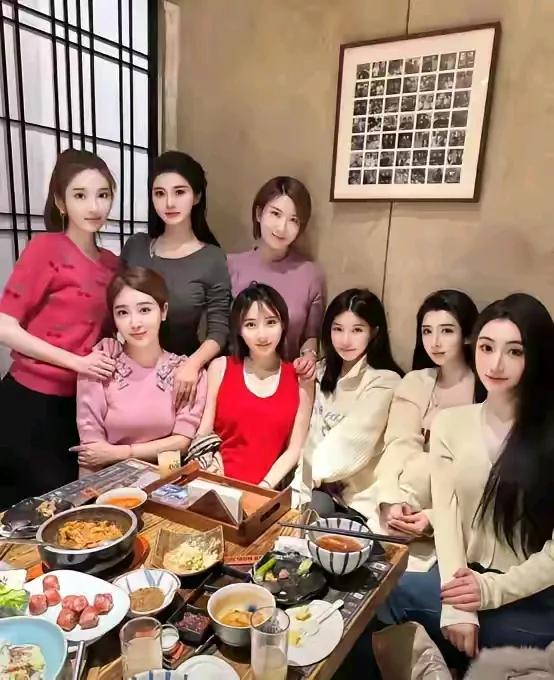 班长在群里发了个通知：周六晚上同学聚会，男同学 AA，女同学免费。谁能想到，男同