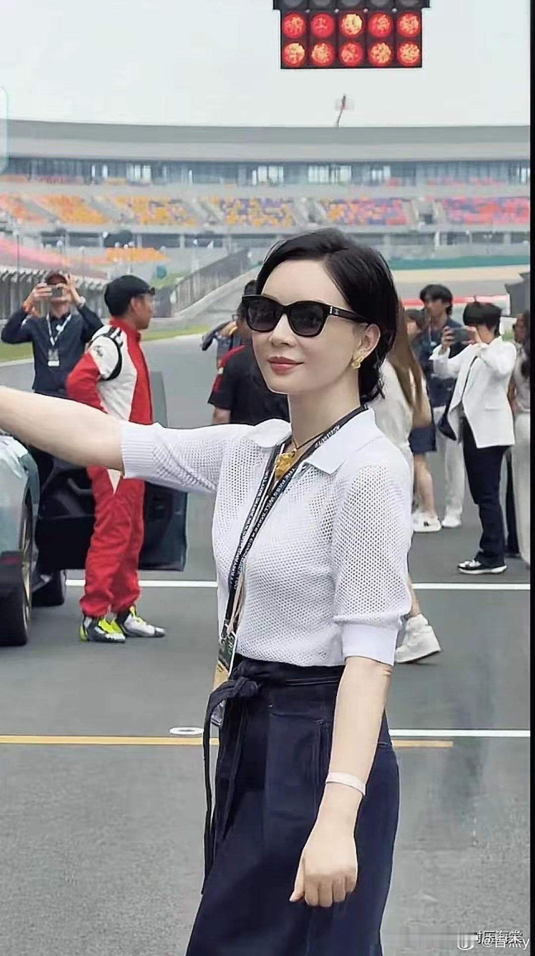陈数现身上海F1赛车场，气质无比出众，高腰牛仔阔腿裤，时尚感强。 ​​​