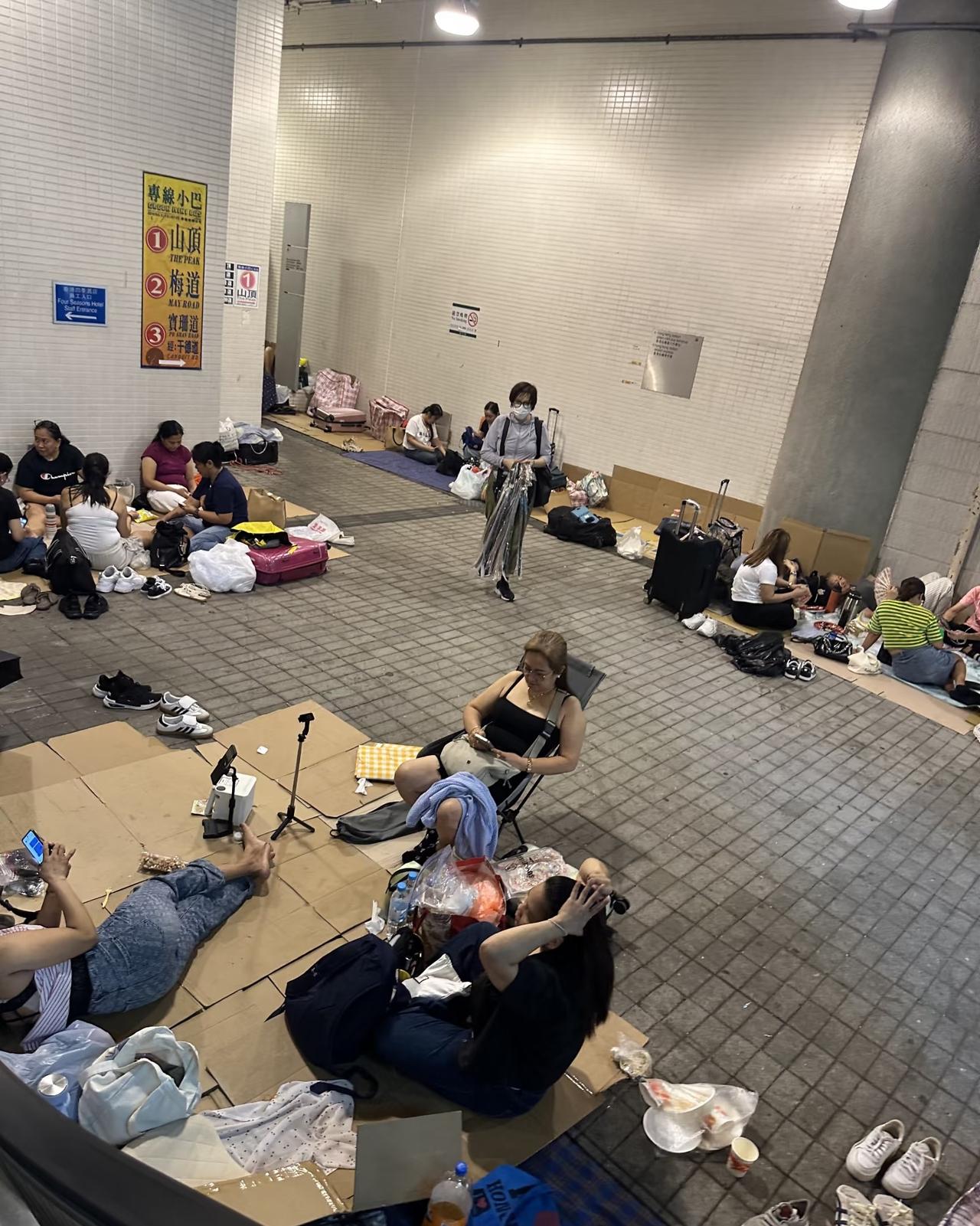 香港的周末充斥着菲佣[流泪][流泪][流泪]
很震惊诶，中环附近到处是菲佣，听说