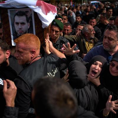 黎巴嫩南部的葬礼现场，没有太多多余的仪式，只有失去亲人的哭声和发自内心的怒吼。