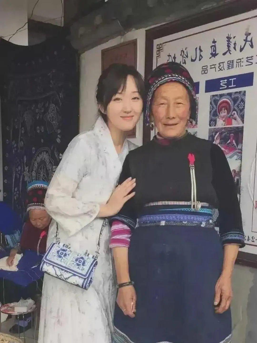 照片中的这两个人，看起来年龄相差了多少？像不像是母女辈或者祖孙辈？

但是实际上
