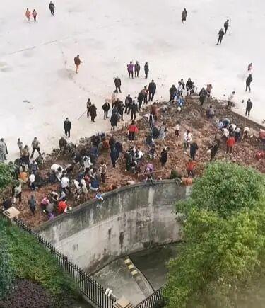 想发财，想发意外之财想疯了！这么多人蜂涌到工地，竟然要“挖宝”！
前不久，多位网