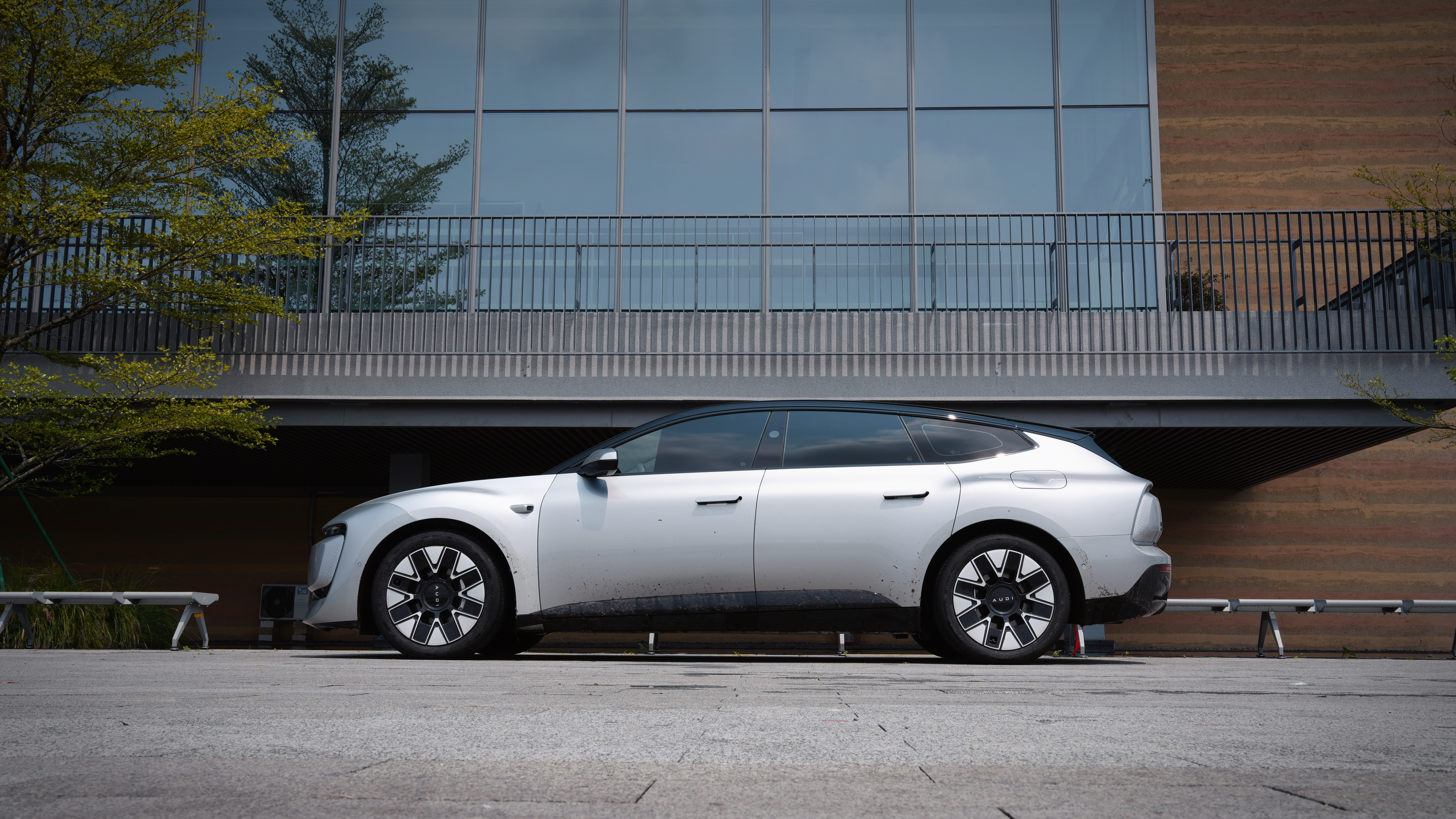 在广州找到这个拍摄地儿，车几乎没有，风景还很好，美滋滋，明天就在这里干活，先给踩