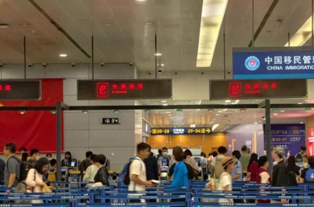 一名外籍旅客以旅游名义入境，在国内仅停留3天，手机里没有一张旅行照片。民警继续询