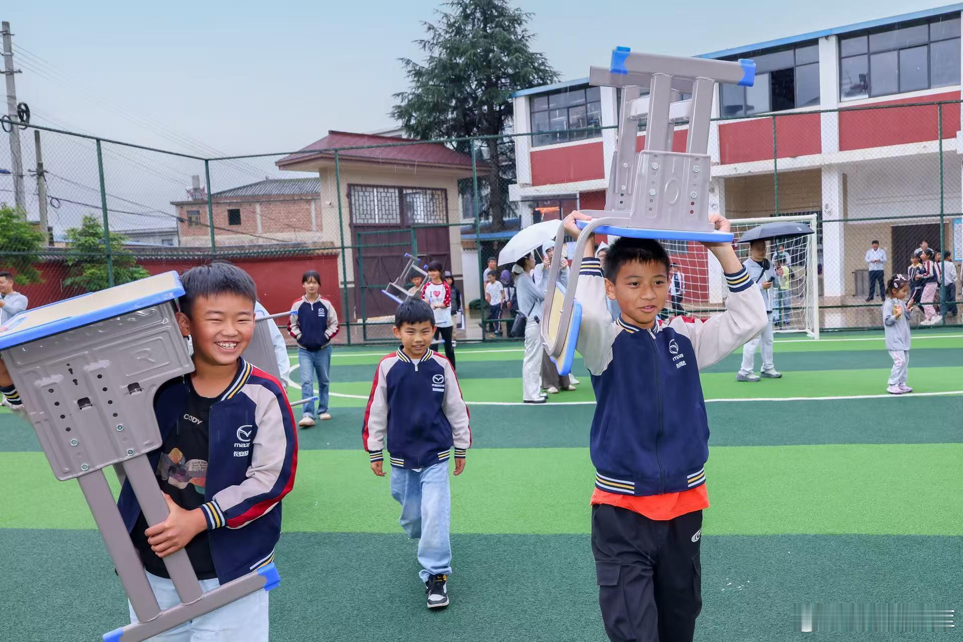 11年，12次奔赴，脚步没停过长安马自达车主跑出来的每一公里都变成了孩子们的足球