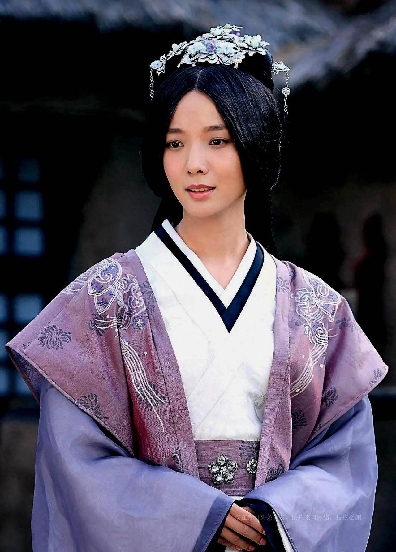 公元前195年，长安城。戚家血流成河。
满门抄斩的诏书砸下来时，一个十四岁的姑娘