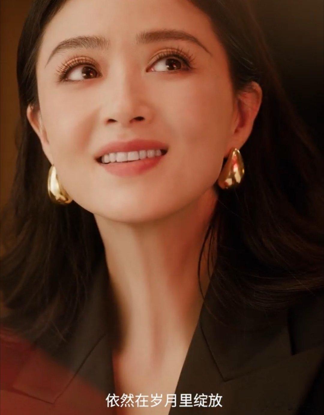 蒋欣岁月不败美人具象化  蒋欣真是把“岁月不败美人”这句话演绎到了极致！每次亮相