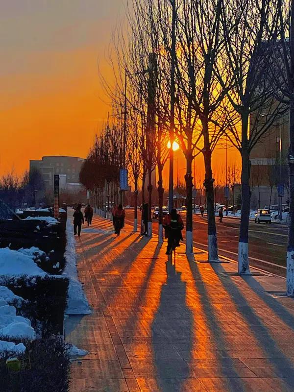 馨漪婉风的这首《七绝 冬日暖阳》韵味十足。“落日余温暖冷冬，霞云浸染寂江红”，瞬