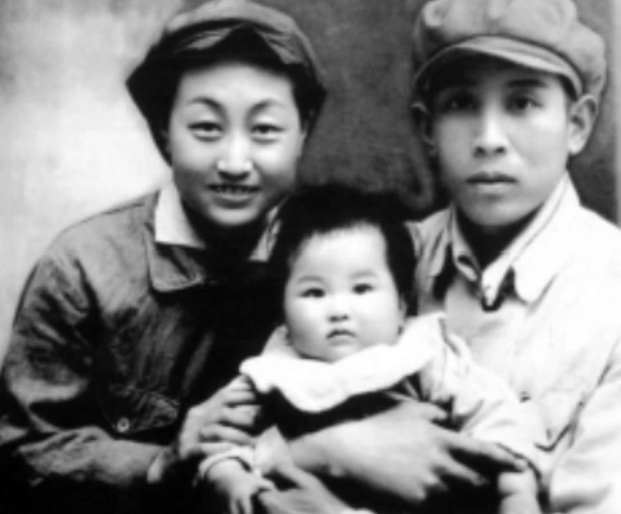 1938年，一对卧底夫妻假戏真做结为真夫妻，妻子牺牲后，丈夫始终未娶他人，谁料7