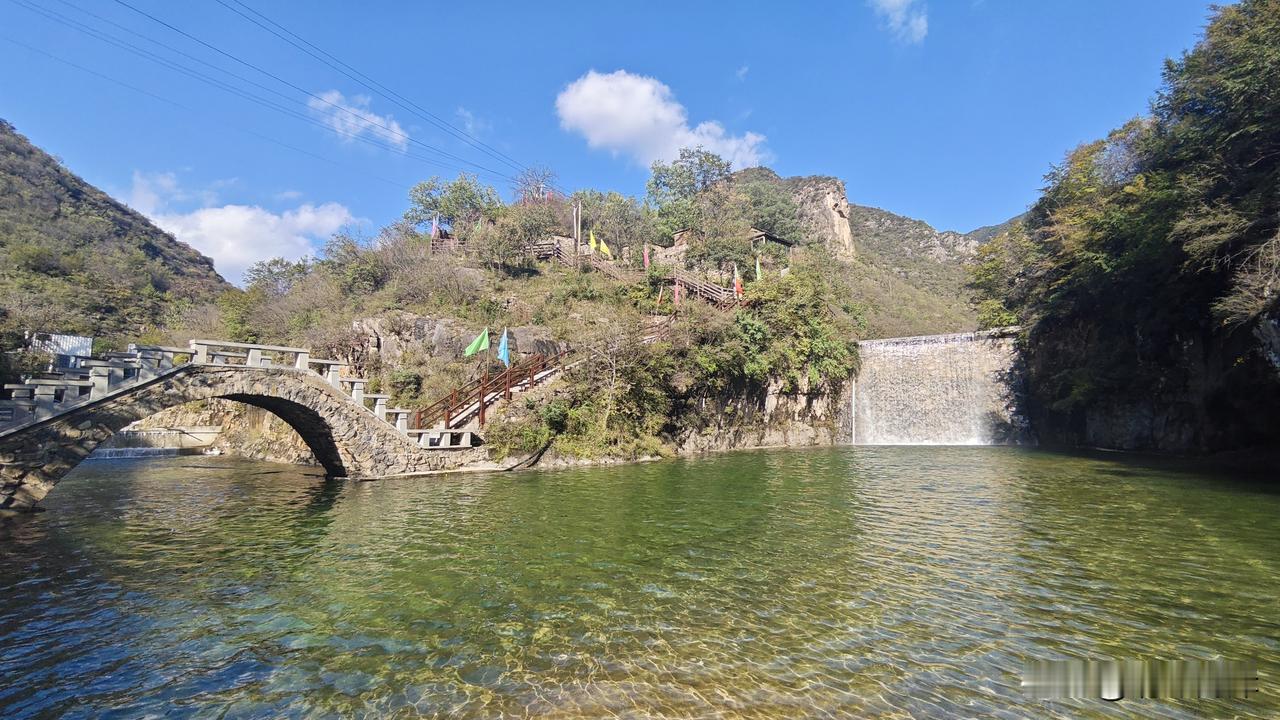 昨天碰到一件很奇怪的事情。前几天下雨的时候，我在街上拍雨幕。有两个打伞的男女。从