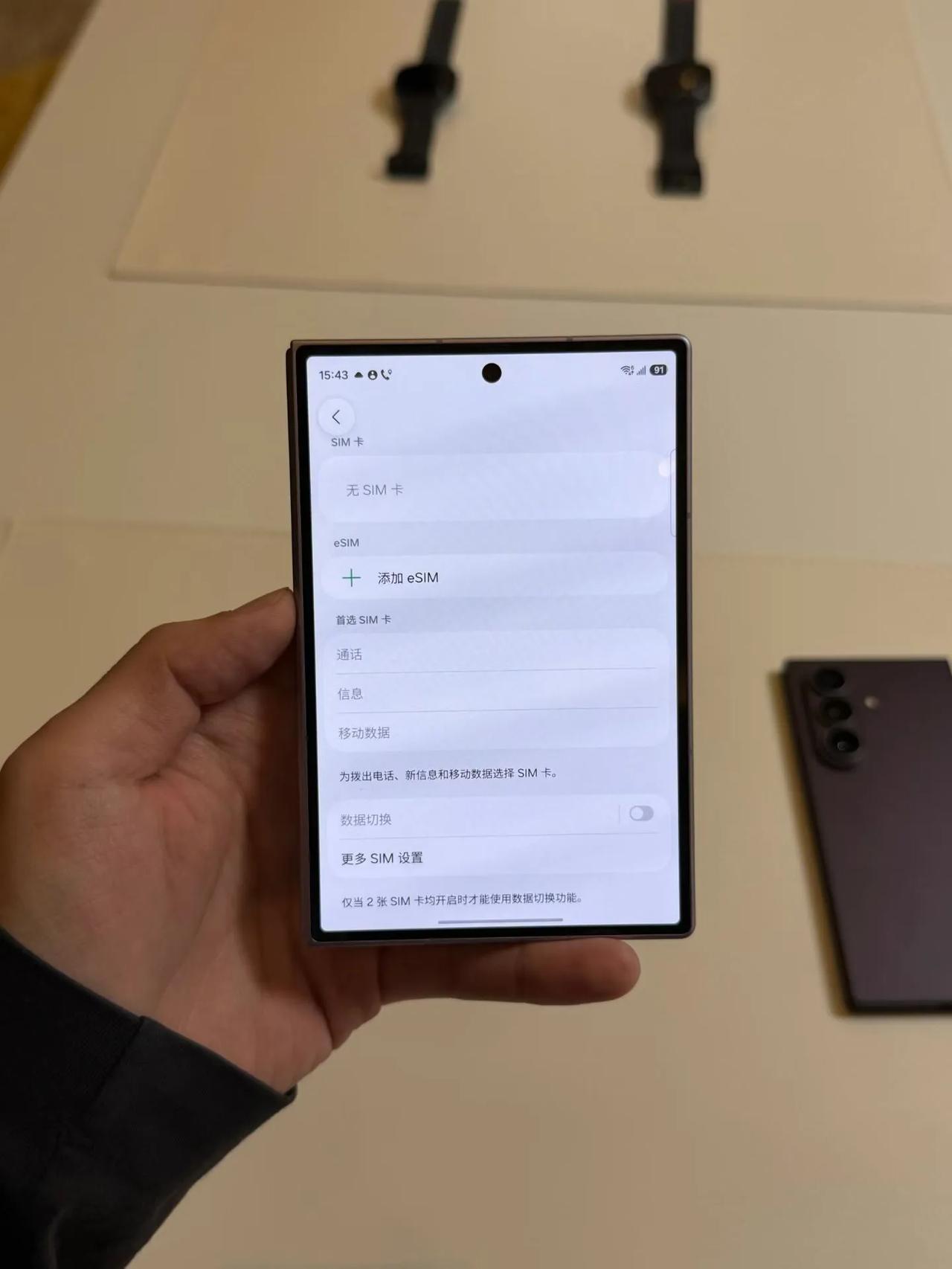提醒准备入手iPhone 18直板机型的朋友：
新款依旧仅支持单实体SIM卡！