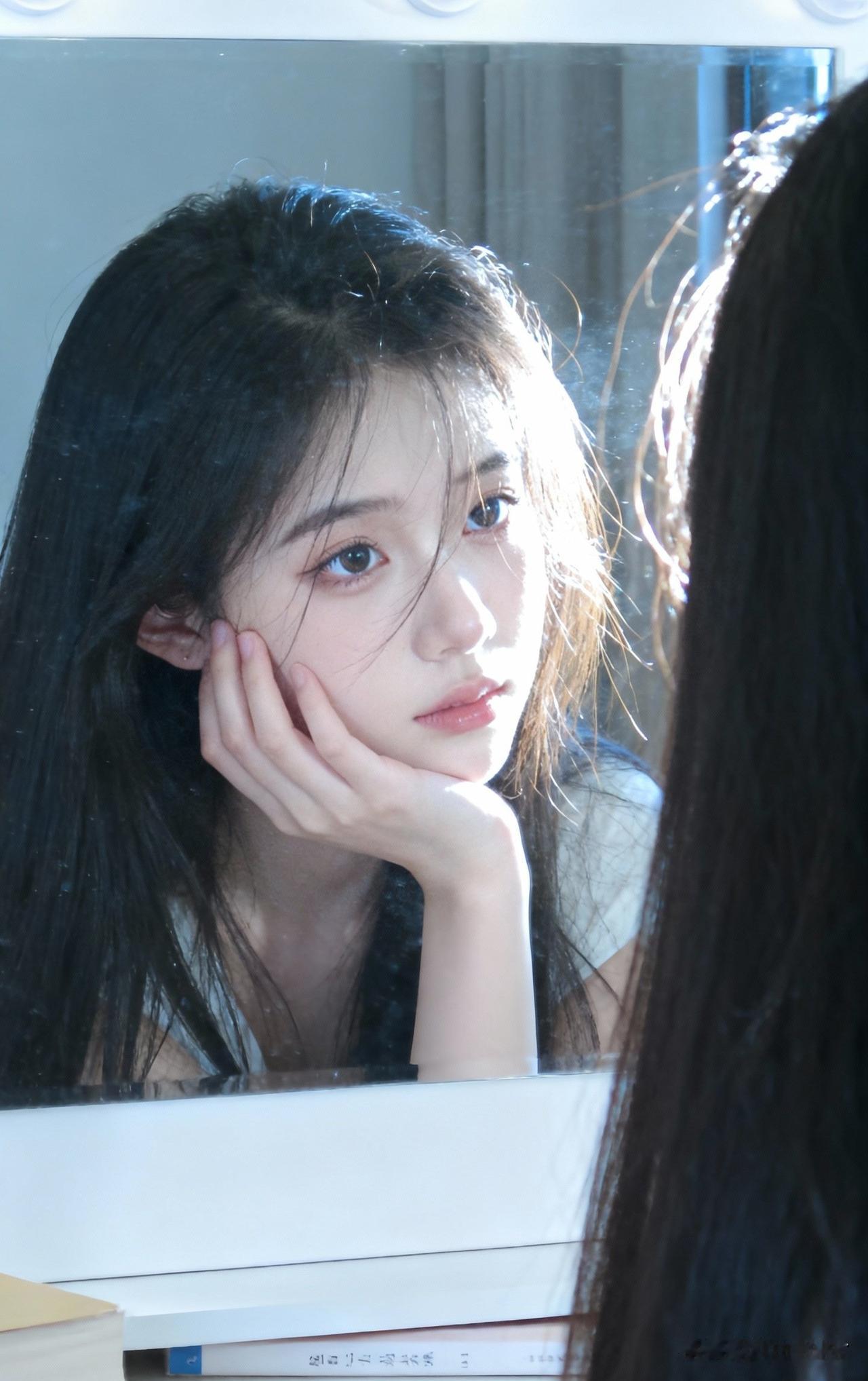 她正看着镜子发呆呢。