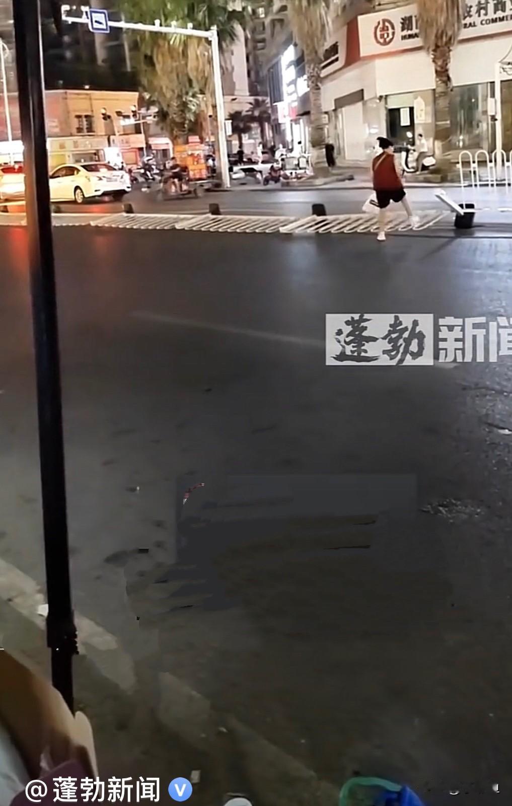 真是横行霸道！
     湖南衡阳一女子，光天化日之下，明知道马路上有隔离护栏，