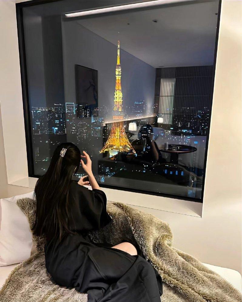 我爱钱 但我并不物质 我爱人 但我并不廉价 我真诚 但我绝对不是个傻子 . 