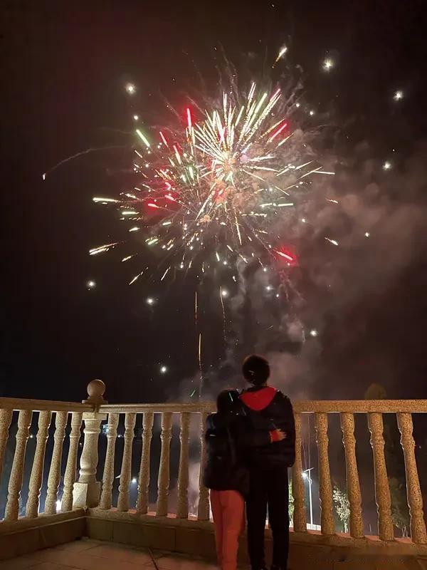 跨年“秀恩爱”霸屏 观众为啥吵翻了 跨年“秀恩爱”霸屏，观众确实吵翻了天。在20