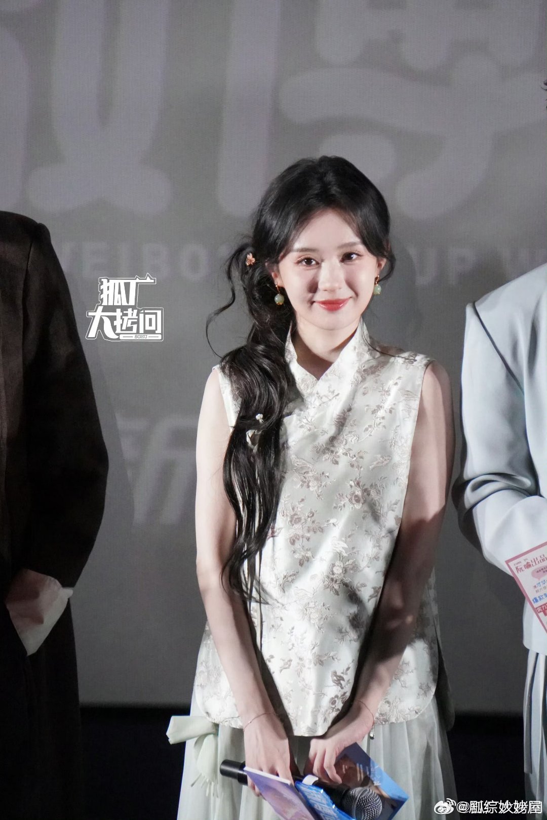 魏哲鸣公主抱郑合惠子还颠了一下魏哲鸣郑合惠子的体型差看《你是迟来的欢喜》追剧团片