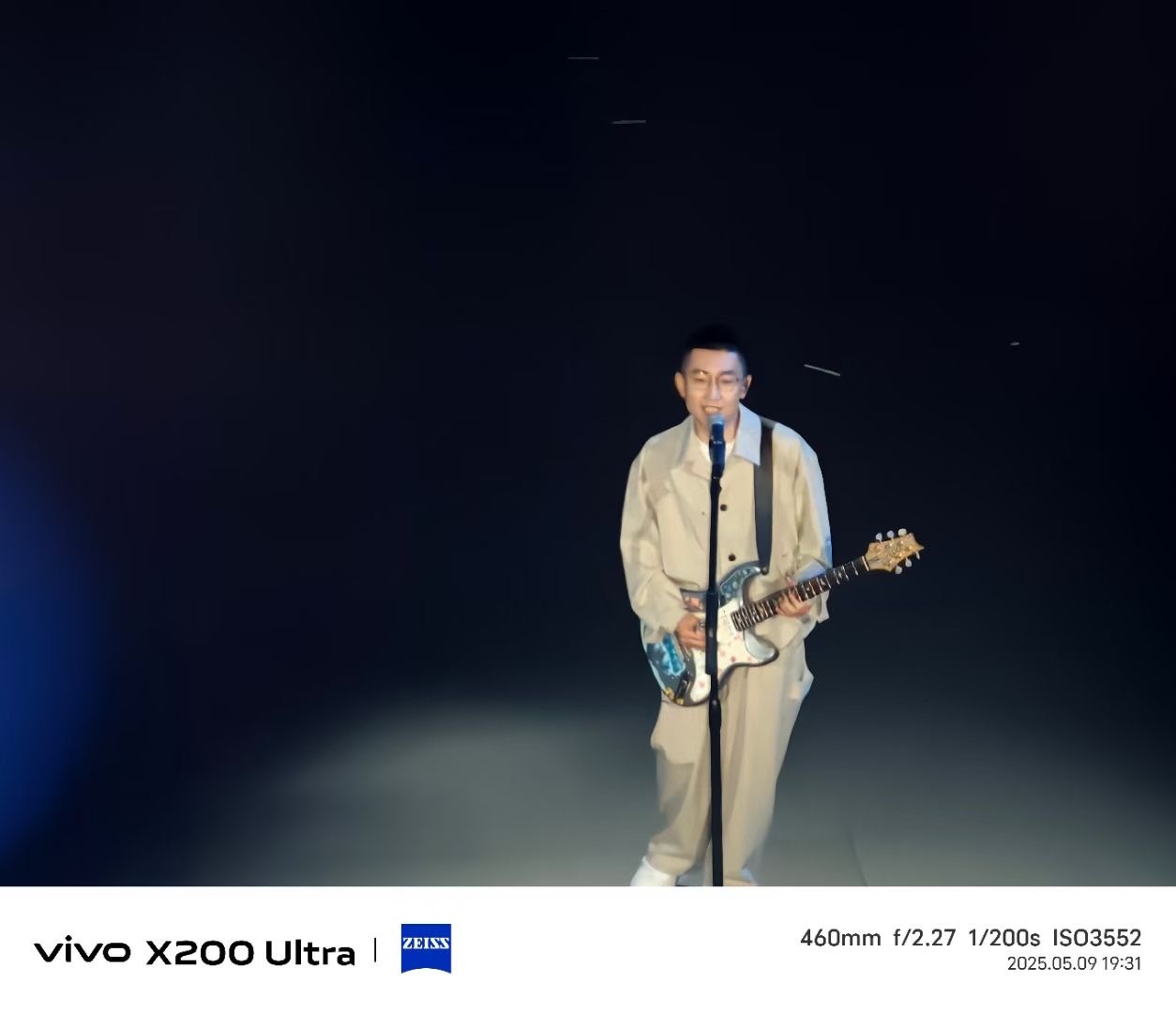 吉利银河星耀8全球上市今天发布会就说门口保安这么多，金志文和李克勤都来了！！！吉