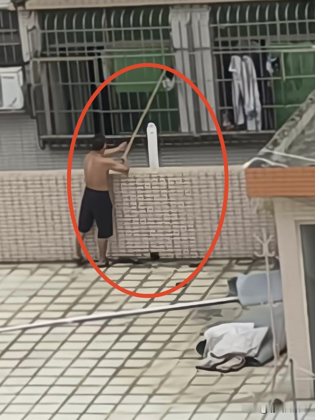 看这熟练的动作，一气呵成，明显已经不是第一次偷别人内衣了。
