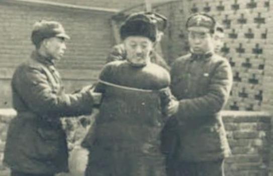 1946年，大汉奸万里浪被判处死刑，执法队长把他绑在刑架上，突然对着他下面的部位
