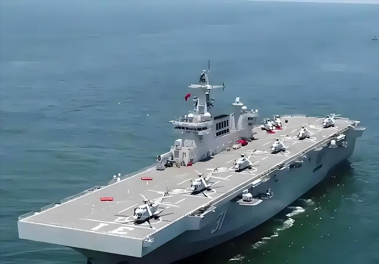 西方两栖舰还在做选择题，四川舰直接给出新答案。

过去两栖攻击舰想要搭载固定翼战