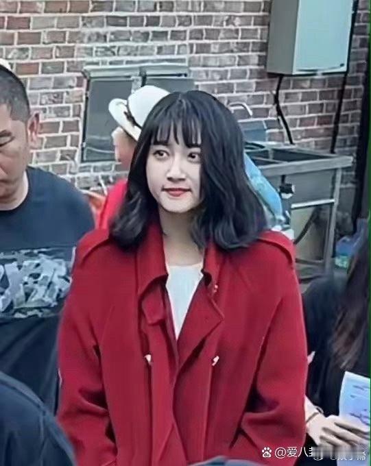 妈呀，短发波浪头太显老了，连关晓彤都压不住。 ​​​