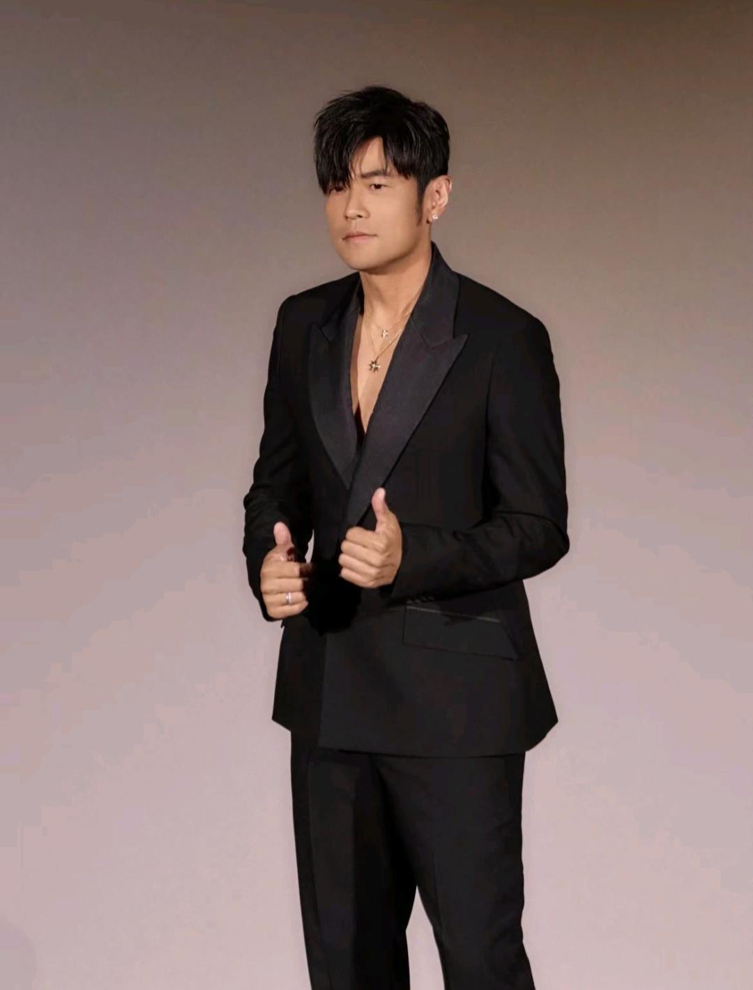 周杰伦终于发歌了，
这次玩真的，
等了六年，
周董终于把新专辑《太阳之子》端出来