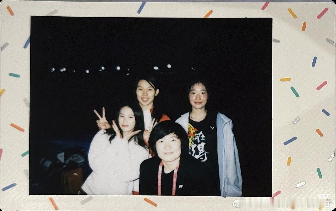 陈芋汐和何冰娇一起去看了杨浚瑄的比赛：真的是第一次去现场看游泳！！杨老师今天真的