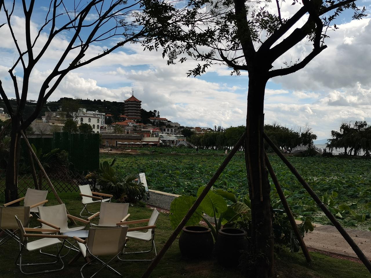 滇池东岸的海晏村自改扩建后，整体风貌有了较大的变化，正由古朴渔村向文艺海滨演变。