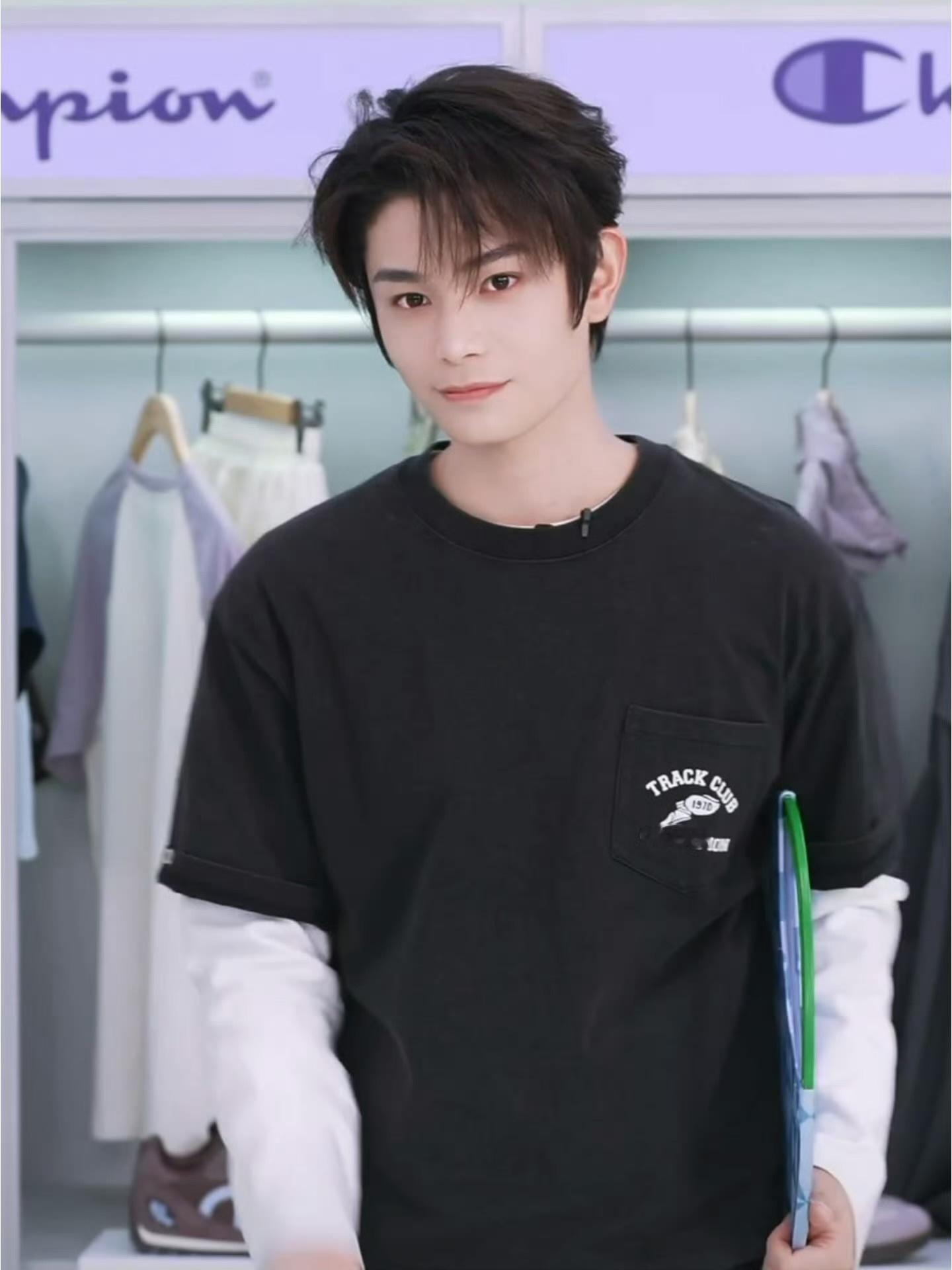 丁禹兮今晚直播状态今天这一身好干净清爽，满分男大既视感代言人好帅好有活力丁禹兮丁