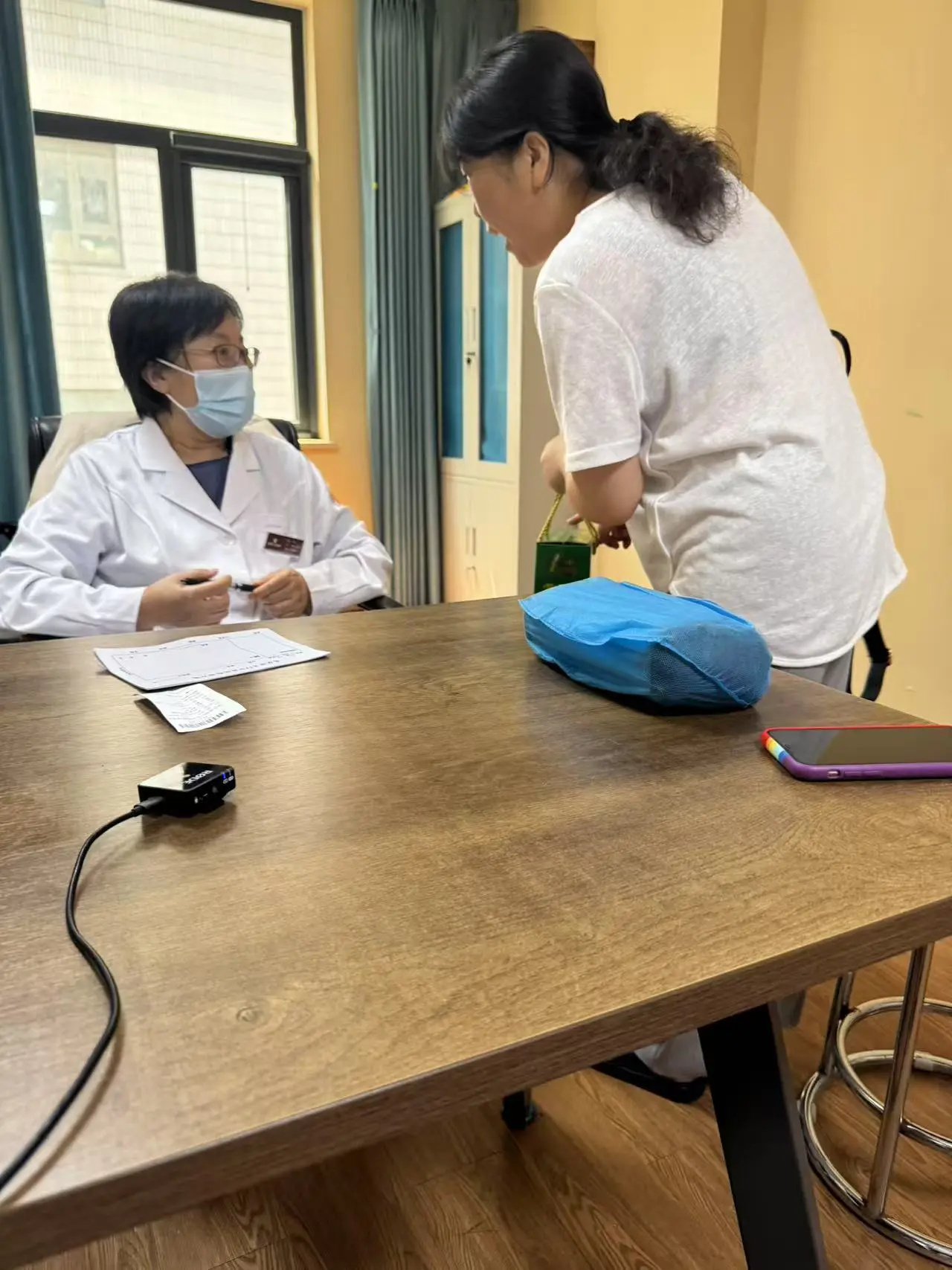 大家好我是韦云 今天我收到了我的一个病患送的地方特产！好像是东北特色一...