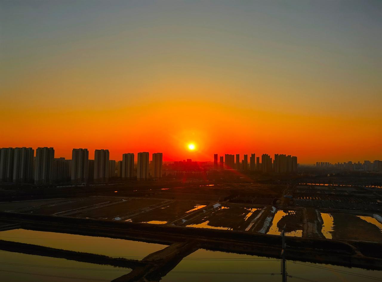 几度夕阳红，落日又匆匆。
冬深白昼短，长夜盼天明。 ​​​