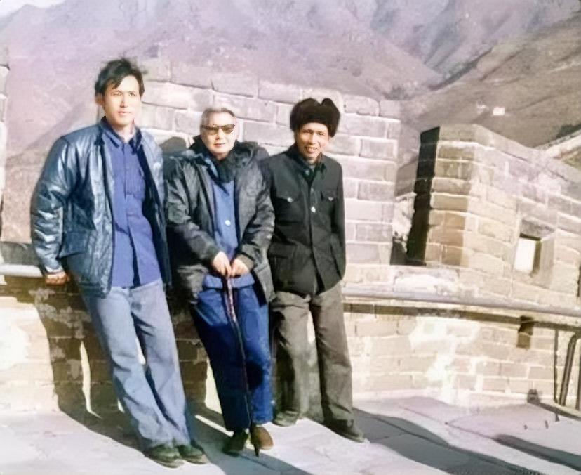 1985年八达岭长城，曾志、儿子石来发、孙子蔡接班，三代人在一起合影。

母亲是
